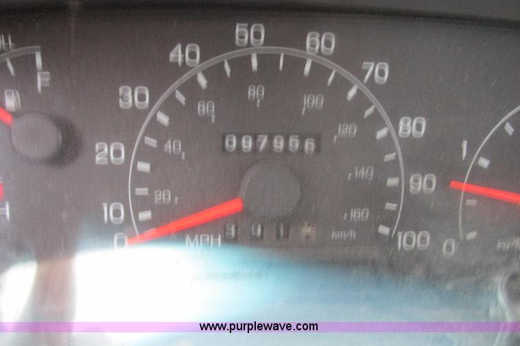 image for item F4825 2000 Ford F350 Super Duty Crew Cab flatbed pickup truck