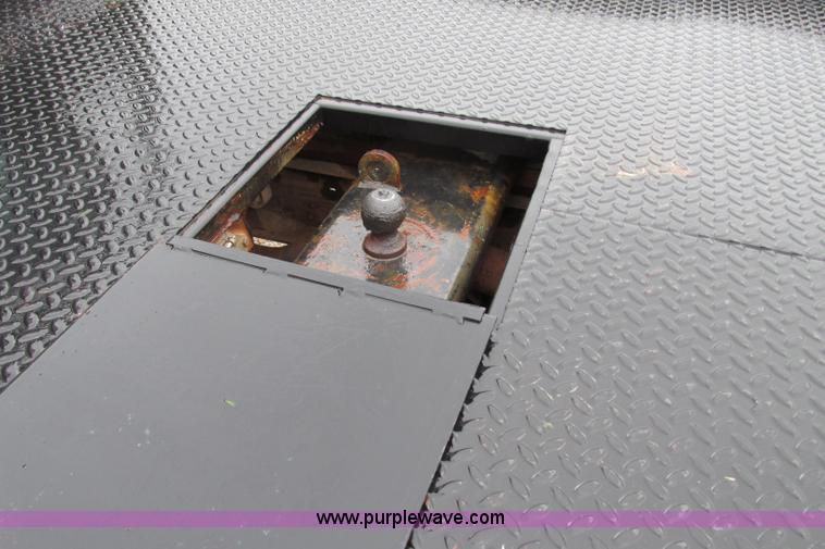 image for item F4825 2000 Ford F350 Super Duty Crew Cab flatbed pickup truck