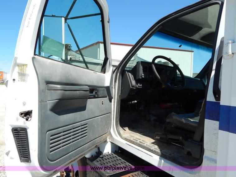 image for item G3102 2000 Chevrolet C6500 service truck