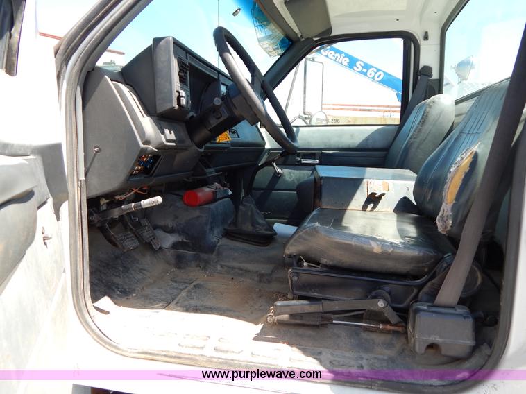 image for item G3102 2000 Chevrolet C6500 service truck