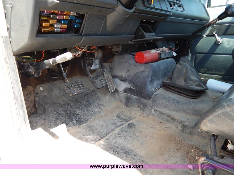 image for item G3102 2000 Chevrolet C6500 service truck