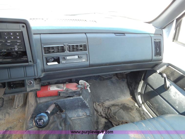 image for item G3102 2000 Chevrolet C6500 service truck