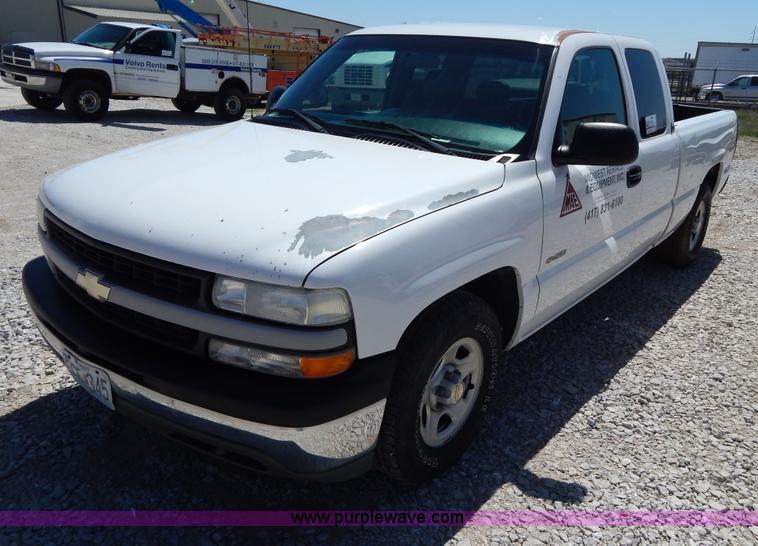 image for item G3104 2002 Chevrolet Silverado 1500 Extended Cab pickup truck
