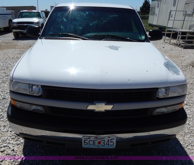 image for item G3104 2002 Chevrolet Silverado 1500 Extended Cab pickup truck