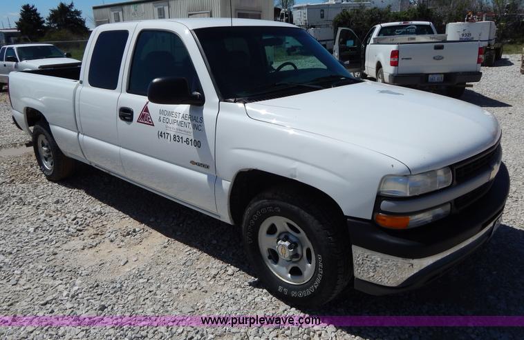 image for item G3104 2002 Chevrolet Silverado 1500 Extended Cab pickup truck