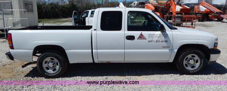 image for item G3104 2002 Chevrolet Silverado 1500 Extended Cab pickup truck