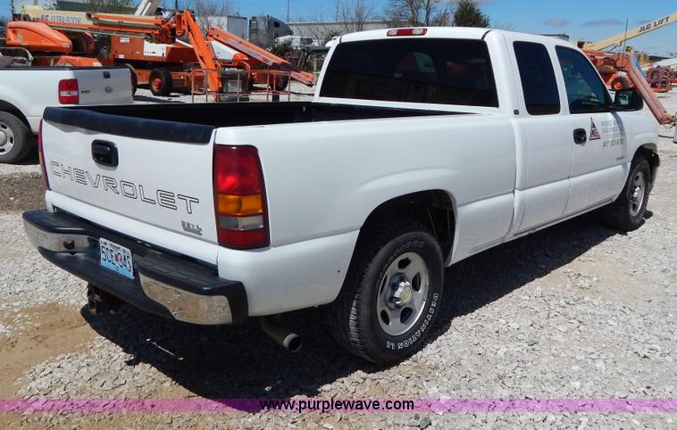 image for item G3104 2002 Chevrolet Silverado 1500 Extended Cab pickup truck