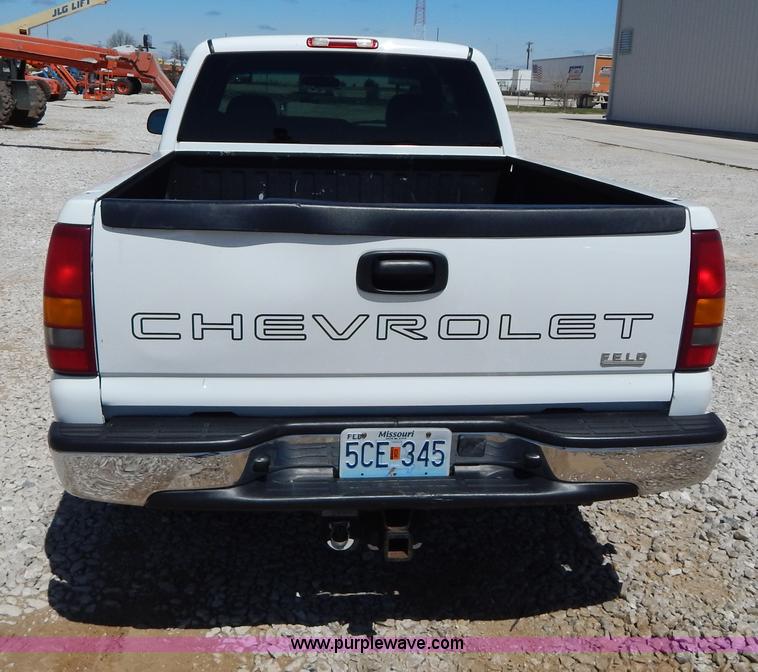 image for item G3104 2002 Chevrolet Silverado 1500 Extended Cab pickup truck
