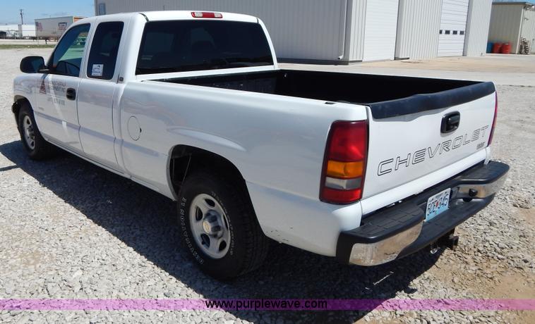 image for item G3104 2002 Chevrolet Silverado 1500 Extended Cab pickup truck