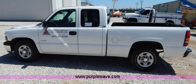 image for item G3104 2002 Chevrolet Silverado 1500 Extended Cab pickup truck