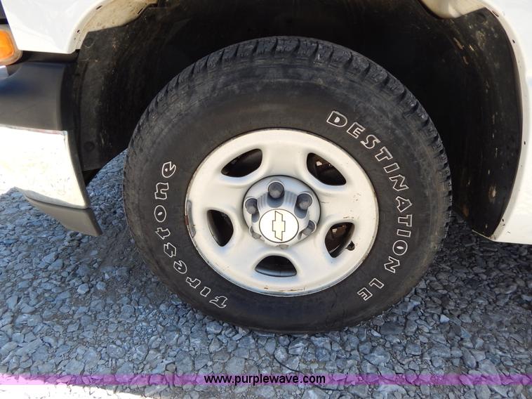 image for item G3104 2002 Chevrolet Silverado 1500 Extended Cab pickup truck