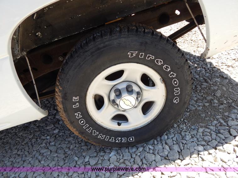 image for item G3104 2002 Chevrolet Silverado 1500 Extended Cab pickup truck