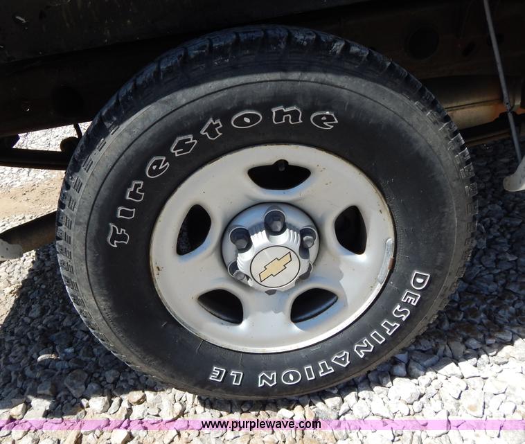 image for item G3104 2002 Chevrolet Silverado 1500 Extended Cab pickup truck