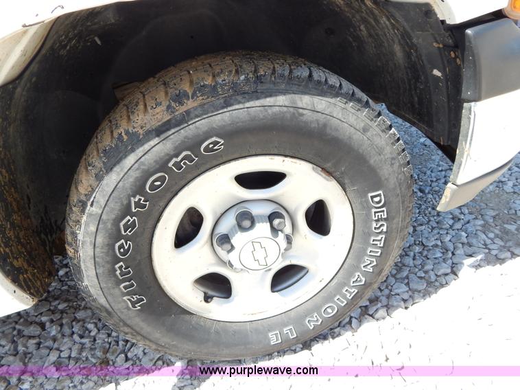 image for item G3104 2002 Chevrolet Silverado 1500 Extended Cab pickup truck