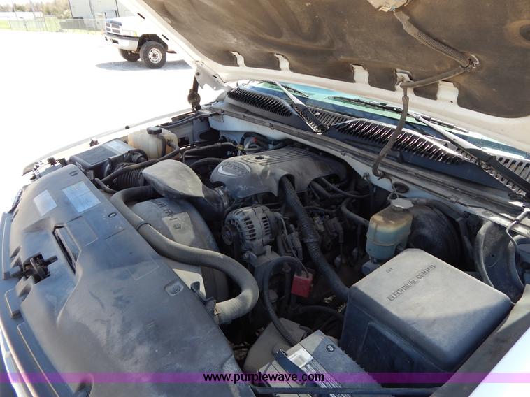 image for item G3104 2002 Chevrolet Silverado 1500 Extended Cab pickup truck