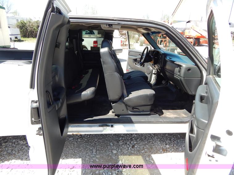 image for item G3104 2002 Chevrolet Silverado 1500 Extended Cab pickup truck