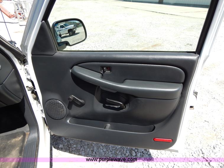 image for item G3104 2002 Chevrolet Silverado 1500 Extended Cab pickup truck