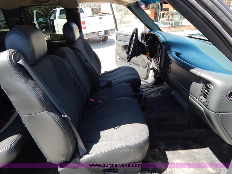 image for item G3104 2002 Chevrolet Silverado 1500 Extended Cab pickup truck