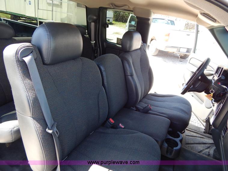 image for item G3104 2002 Chevrolet Silverado 1500 Extended Cab pickup truck