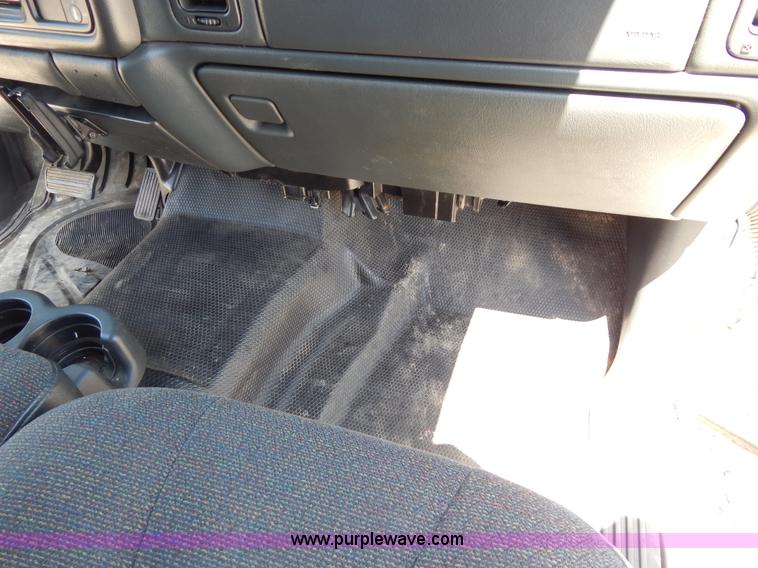 image for item G3104 2002 Chevrolet Silverado 1500 Extended Cab pickup truck