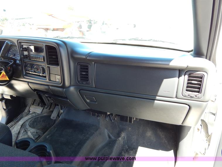 image for item G3104 2002 Chevrolet Silverado 1500 Extended Cab pickup truck