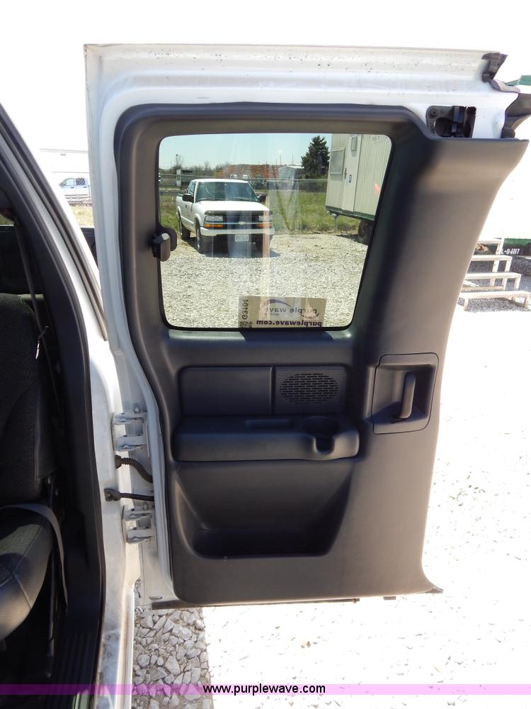 image for item G3104 2002 Chevrolet Silverado 1500 Extended Cab pickup truck