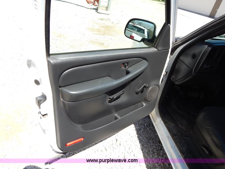 image for item G3104 2002 Chevrolet Silverado 1500 Extended Cab pickup truck