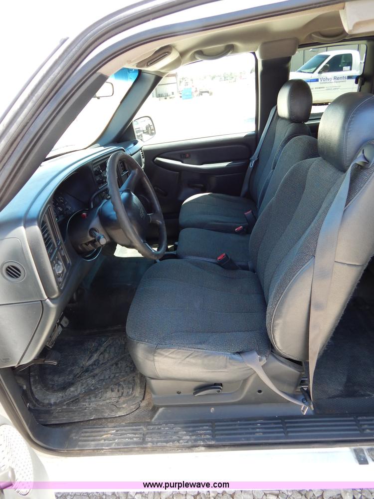 image for item G3104 2002 Chevrolet Silverado 1500 Extended Cab pickup truck