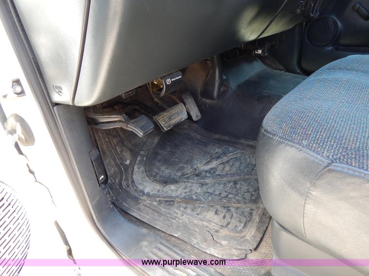 image for item G3104 2002 Chevrolet Silverado 1500 Extended Cab pickup truck