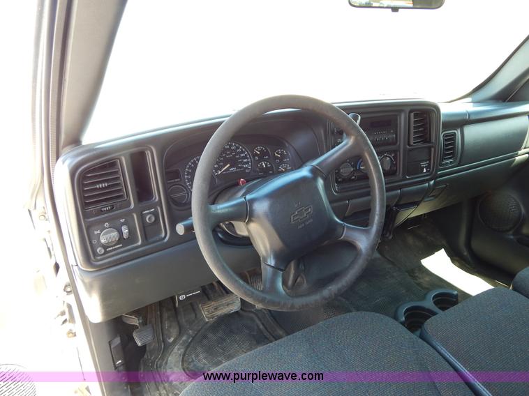 image for item G3104 2002 Chevrolet Silverado 1500 Extended Cab pickup truck