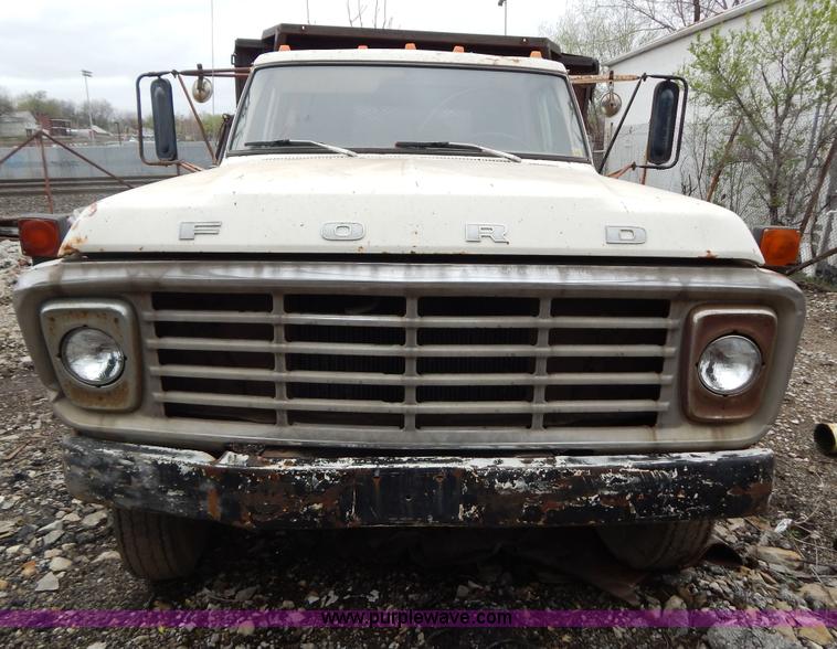 image for item G3133 1979 Ford F600 dump truck