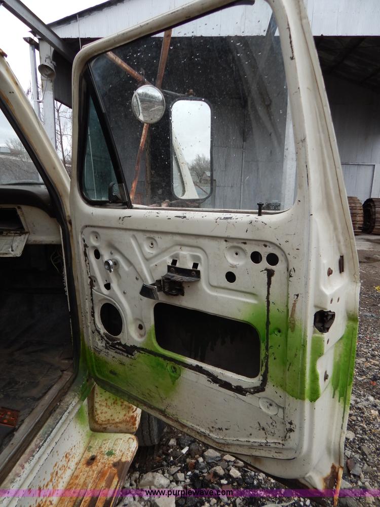 image for item G3133 1979 Ford F600 dump truck