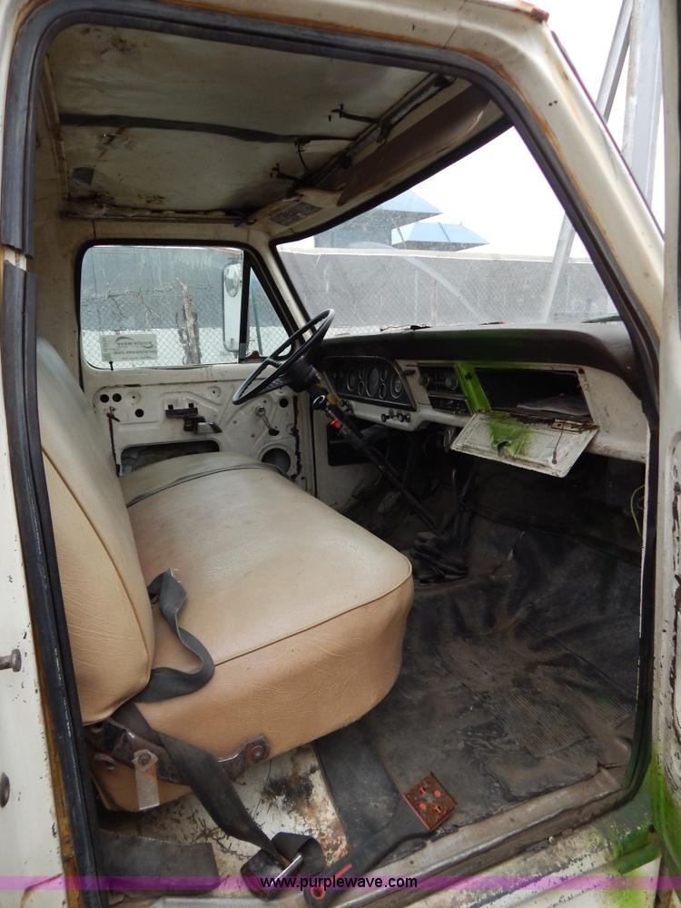 image for item G3133 1979 Ford F600 dump truck