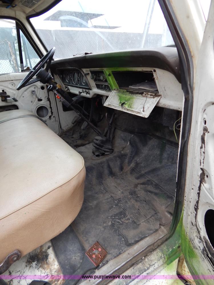 image for item G3133 1979 Ford F600 dump truck