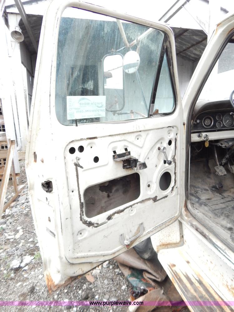 image for item G3133 1979 Ford F600 dump truck