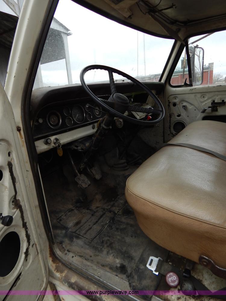 image for item G3133 1979 Ford F600 dump truck