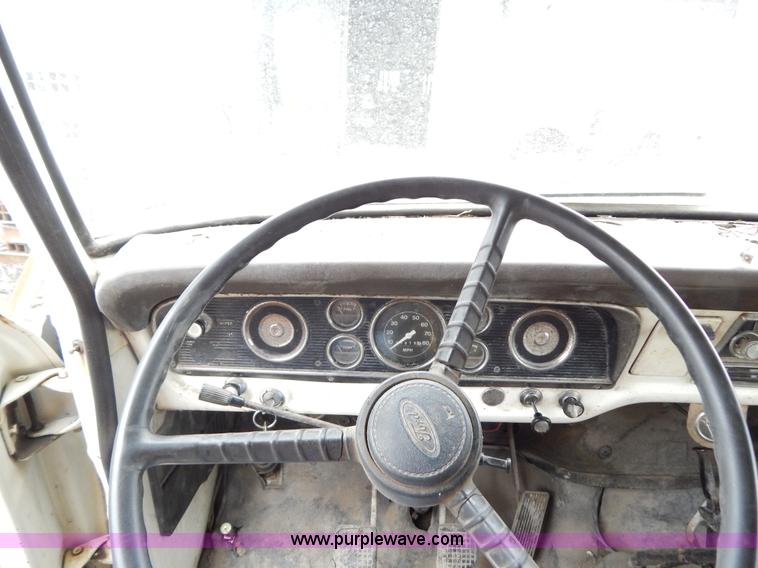 image for item G3133 1979 Ford F600 dump truck