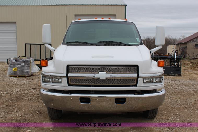 image for item G5356 2007 Chevrolet C4500 CrewCab flatbed truck