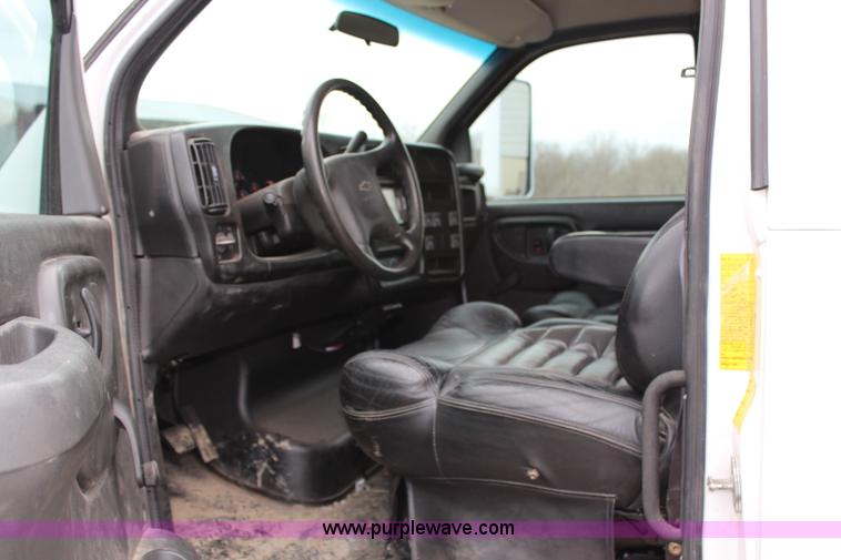 image for item G5356 2007 Chevrolet C4500 CrewCab flatbed truck