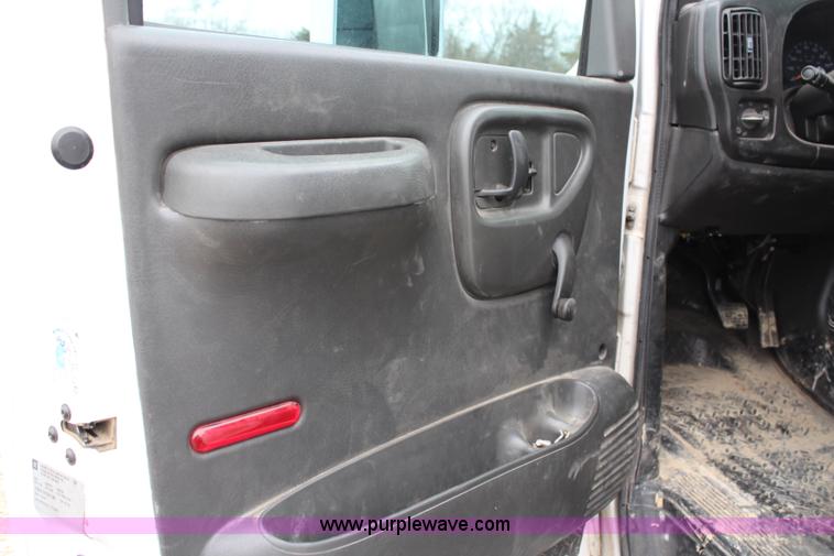 image for item G5356 2007 Chevrolet C4500 CrewCab flatbed truck