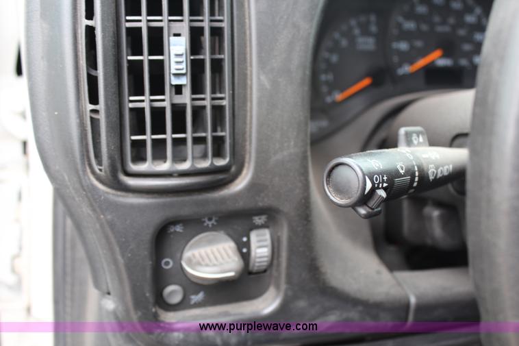 image for item G5356 2007 Chevrolet C4500 CrewCab flatbed truck