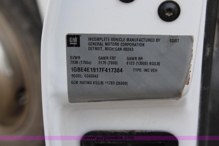 image for item G5356 2007 Chevrolet C4500 CrewCab flatbed truck