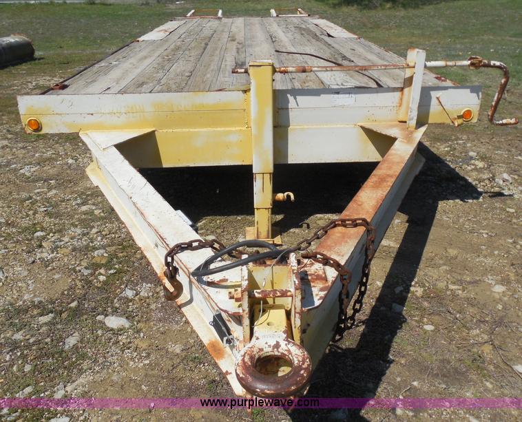 image for item H3243 1982 JFW 20' triple axle flatbed trailer