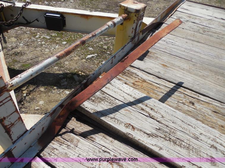 image for item H3243 1982 JFW 20' triple axle flatbed trailer