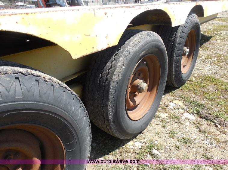 image for item H3243 1982 JFW 20' triple axle flatbed trailer