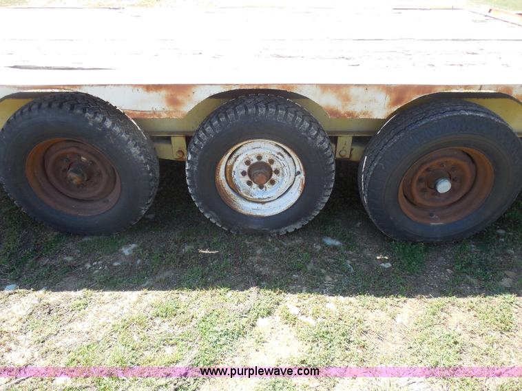 image for item H3243 1982 JFW 20' triple axle flatbed trailer