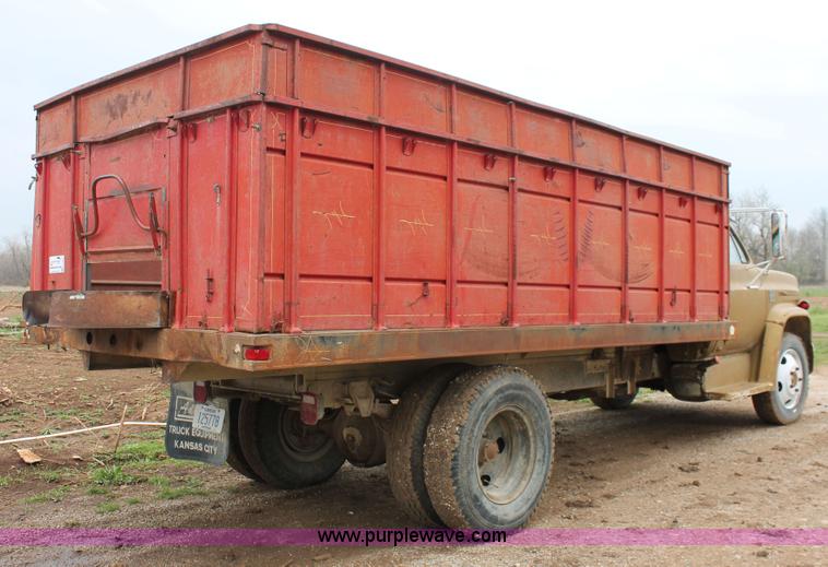 image for item H3654 1973 Chevrolet C60 grain truck