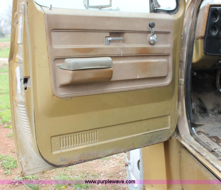 image for item H3654 1973 Chevrolet C60 grain truck