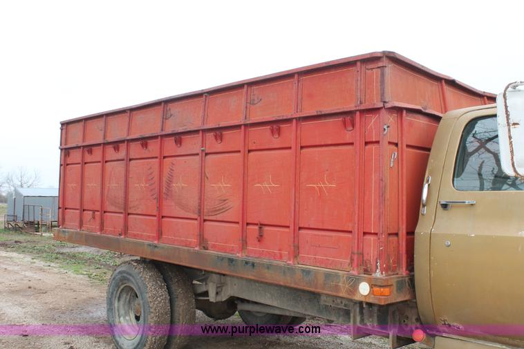 image for item H3654 1973 Chevrolet C60 grain truck