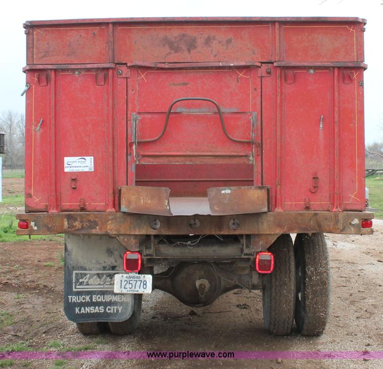 image for item H3654 1973 Chevrolet C60 grain truck